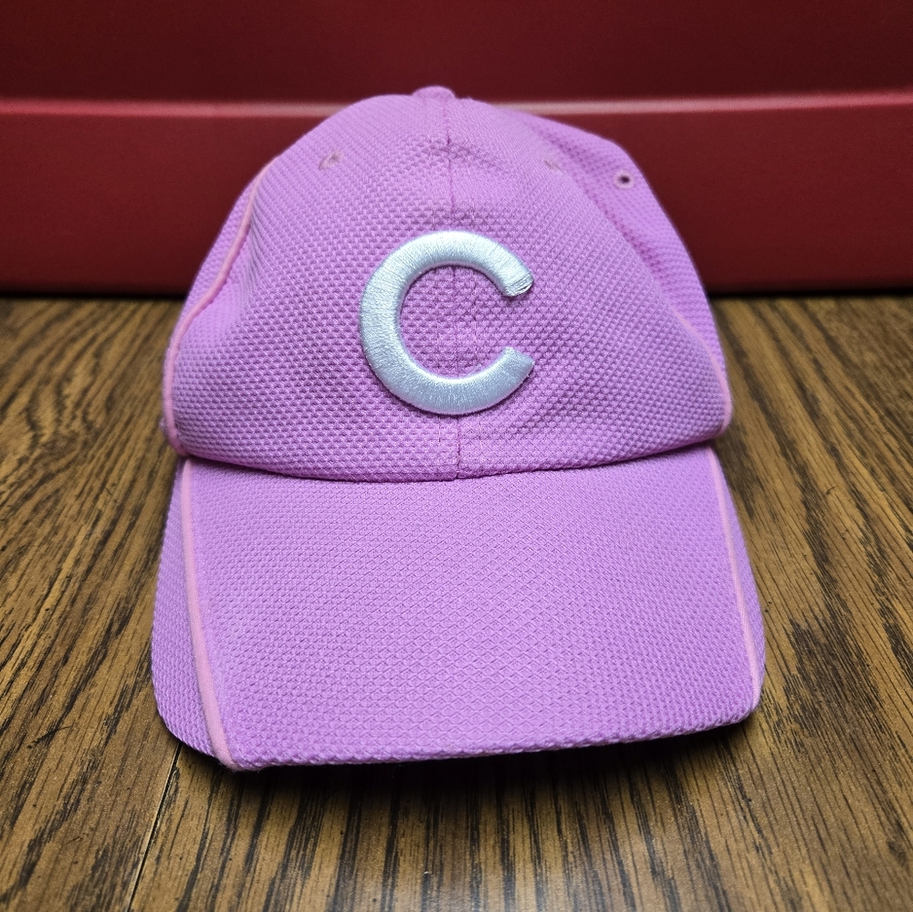 Women's Chicago Cubs Velcro Back Cap.